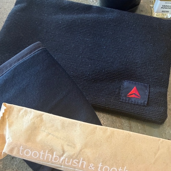 Missoni Navy Cosmetic Bag Lot/ plus Emirates FC amenity - Picture 5 of 6